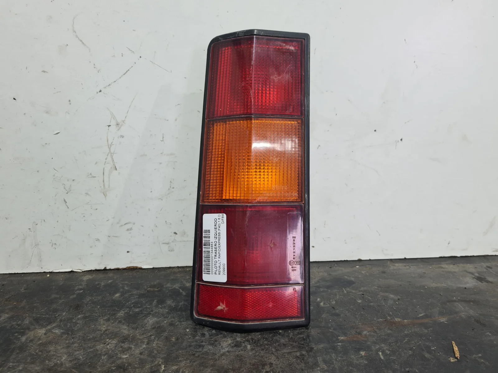 Foto de PILOTO TRASERO IZQUIERDO RENAULT RAPID /EXPRESS (F40) referencia 20990G
