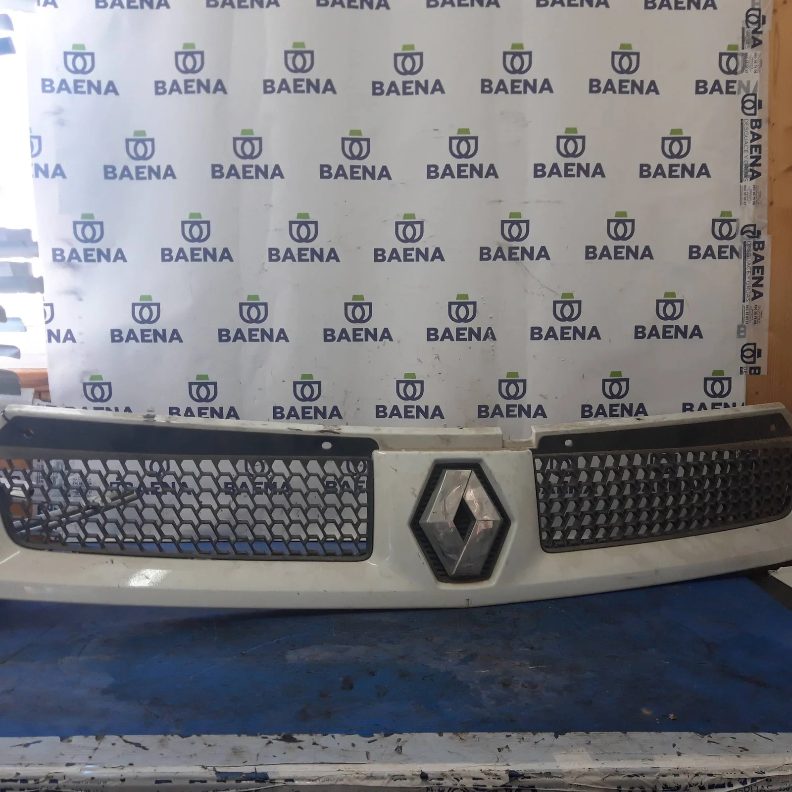 Foto de CALANDRA DELANTERA DE RADIADOR RENAULT MASTER II FASE 2 DOBLE CABINA CAMIÓN/CHASIS referencia 8200233765