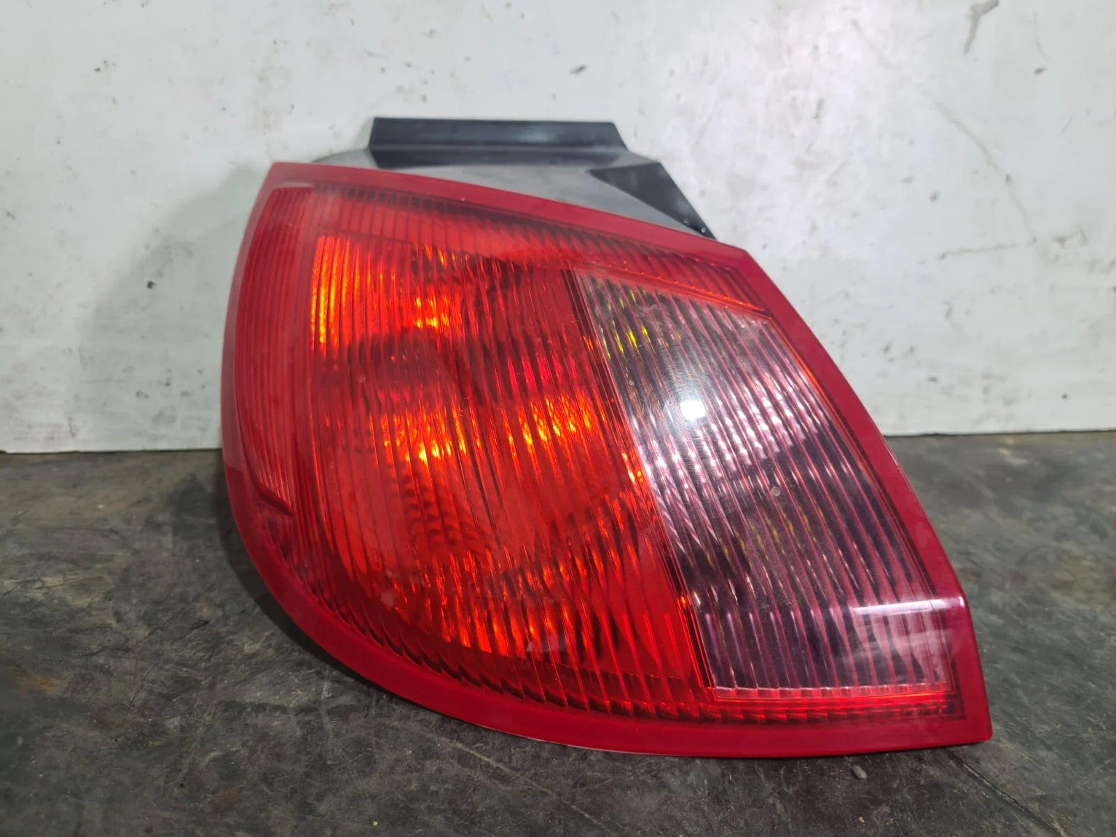 Foto de PILOTO TRASERO IZQUIERDO MITSUBISHI COLT CZ3 BERL. 3 (Z30) referencia MR957365
