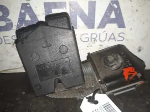 Foto de CINTURON SEGURIDAD TRASERO CENTRAL RENAULT CLIO II FASE I (B/CB0) referencia 7700429723