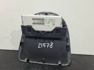 Foto de PANTALLA MULTIFUNCION RENAULT CLIO III referencia 8200307273C foto 2