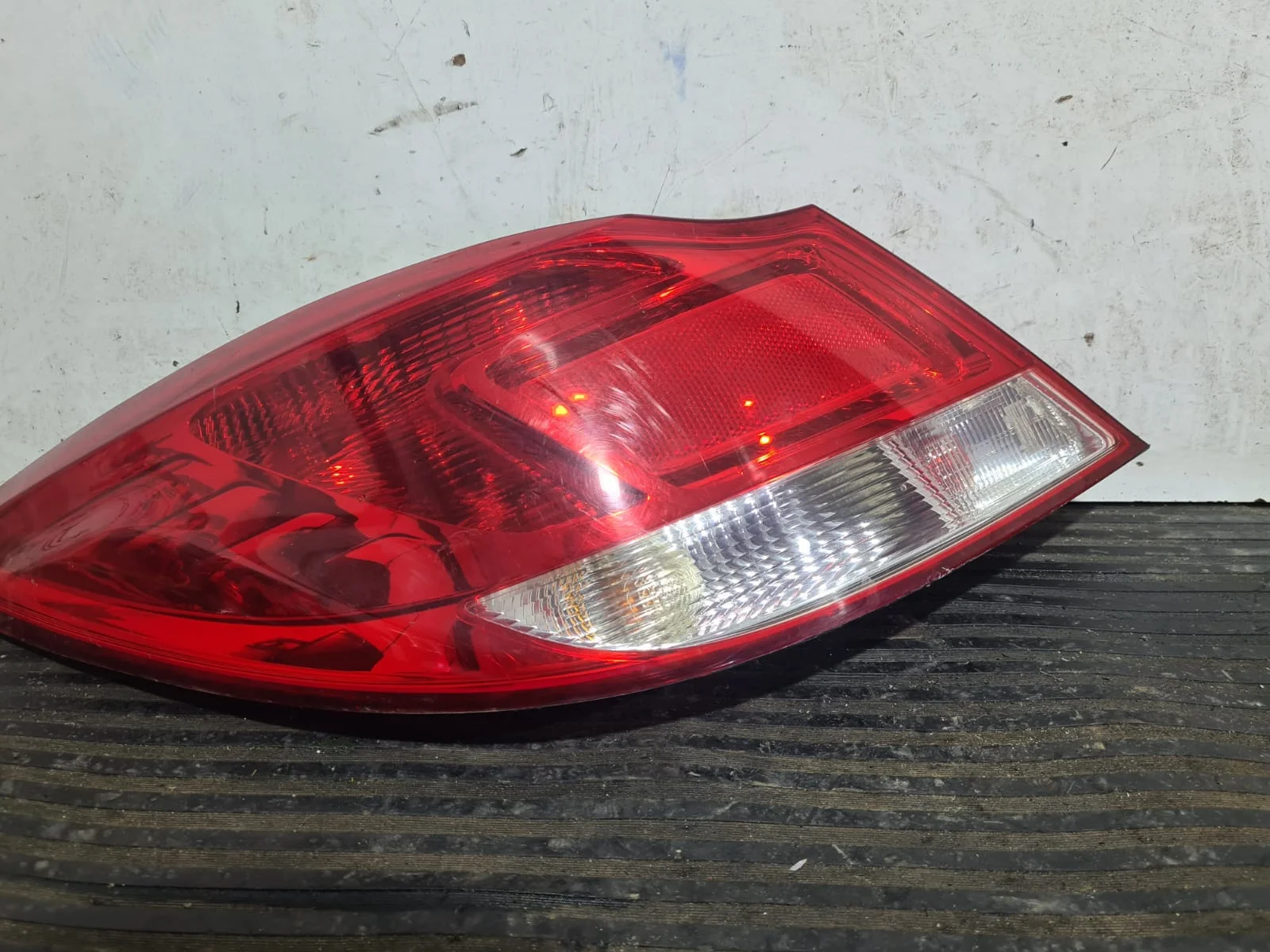 Foto de PILOTO TRASERO IZQUIERDO OPEL INSIGNIA BERLINA referencia 168372