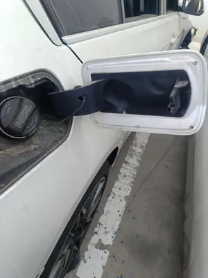 Foto de TAPA EXTERIOR COMBUSTIBLE BMW SERIE 3 FAMILIAR (F31) foto 2