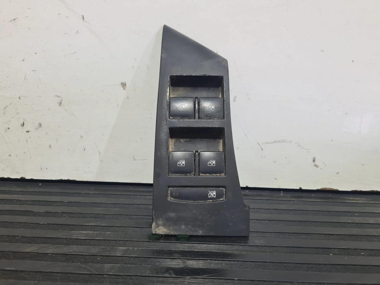 Foto de MANDO ELEVALUNAS DELANTERO IZQUIERDO OPEL ASTRA J BERLINA 5P referencia 13305011