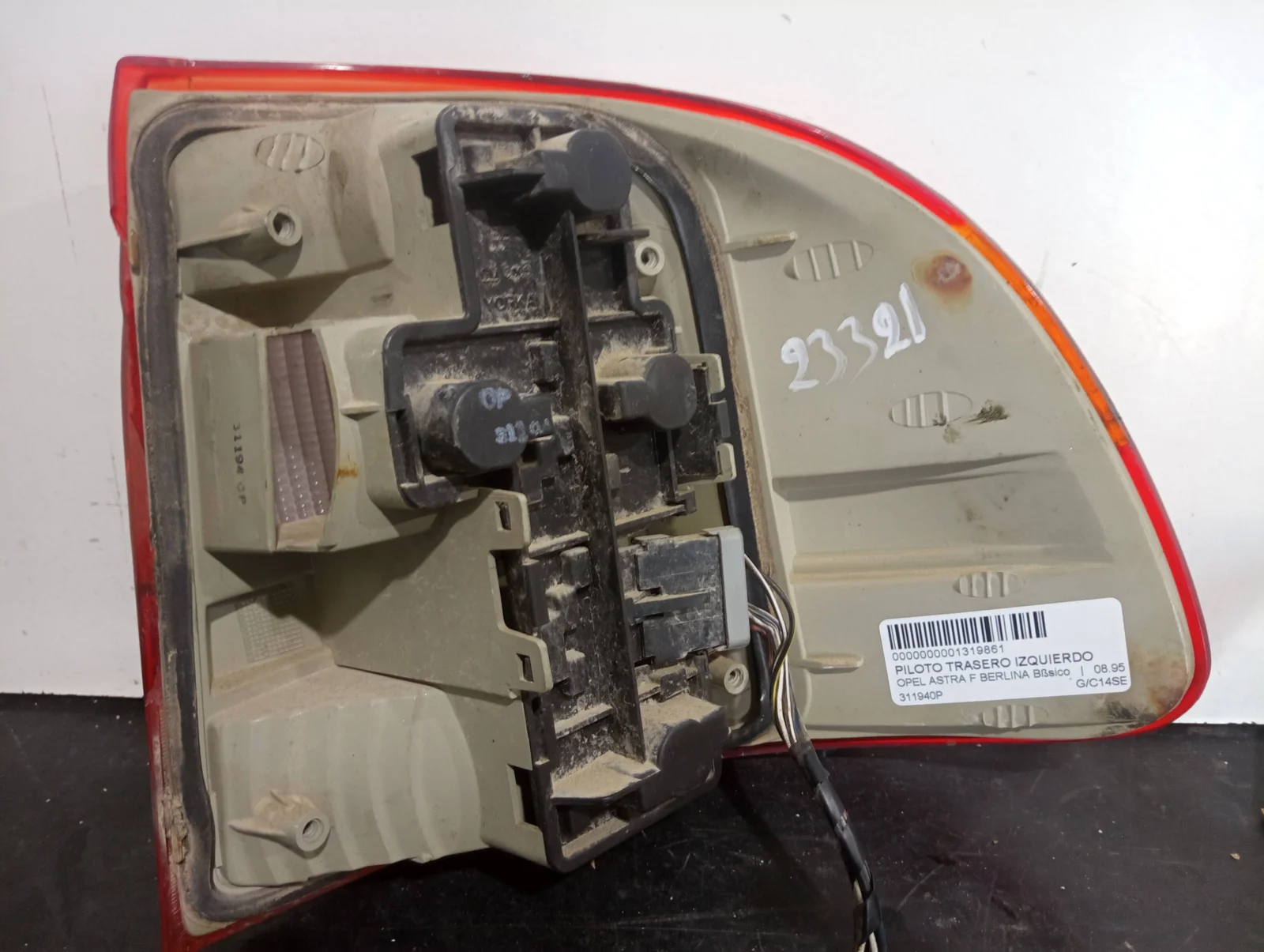 Foto de PILOTO TRASERO IZQUIERDO OPEL ASTRA F BERLINA referencia 311940P