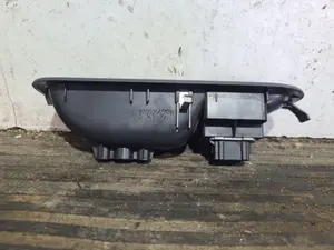 Foto de MANDO ELEVALUNAS DELANTERO DERECHO RENAULT CLIO III referencia 8200356517 foto 4