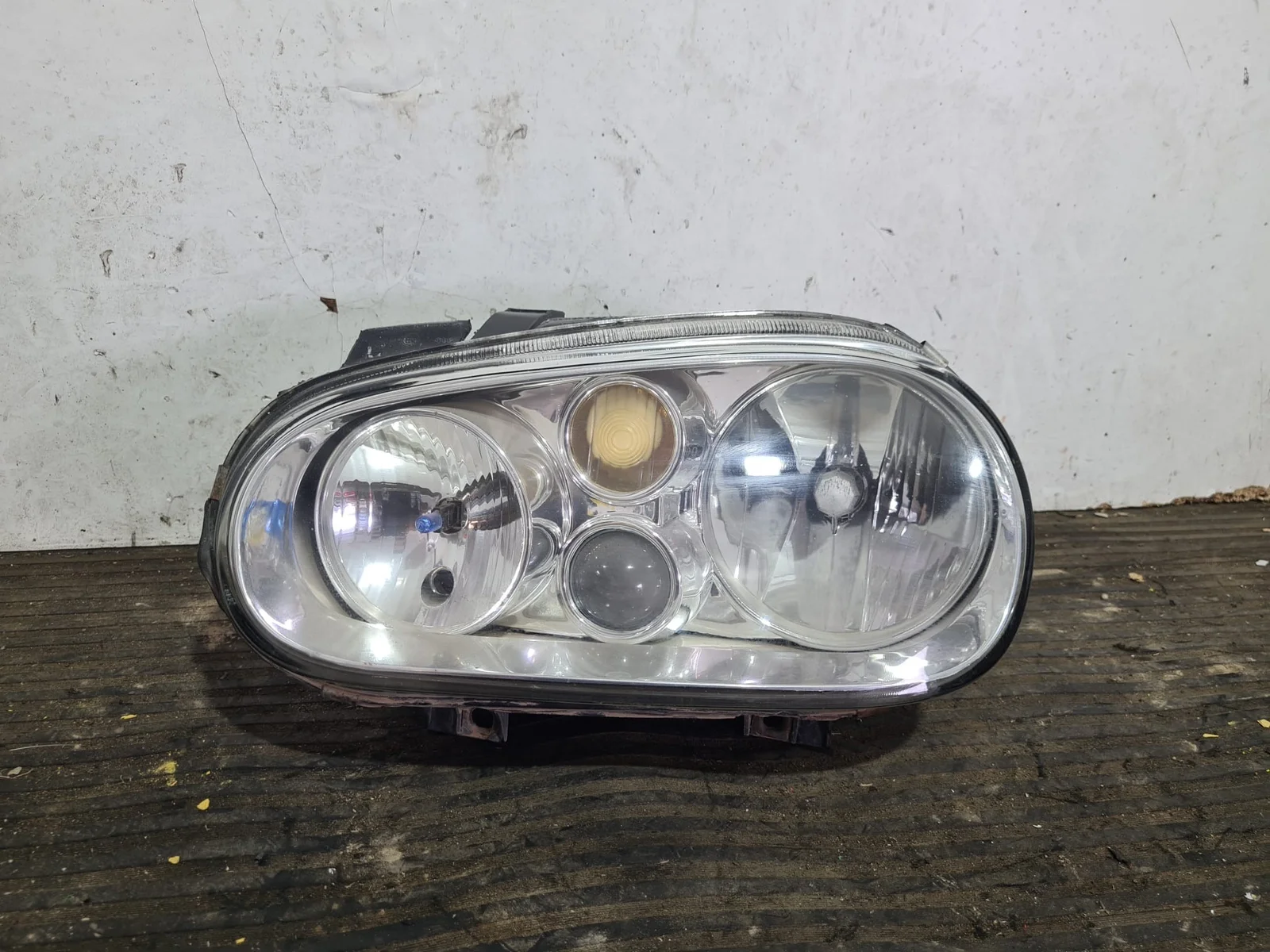 Foto de FARO IZQUIERDO VOLKSWAGEN GOLF IV BERLINA (1J1)(10.1997)