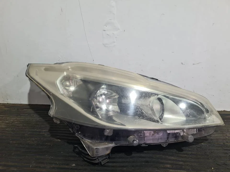 Foto de FARO DERECHO PEUGEOT 208 referencia 9810805880