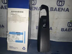 Foto de MANDO ELEVALUNAS TRASERO DERECHO SIN MARCA SIN MODELO referencia 96264381
