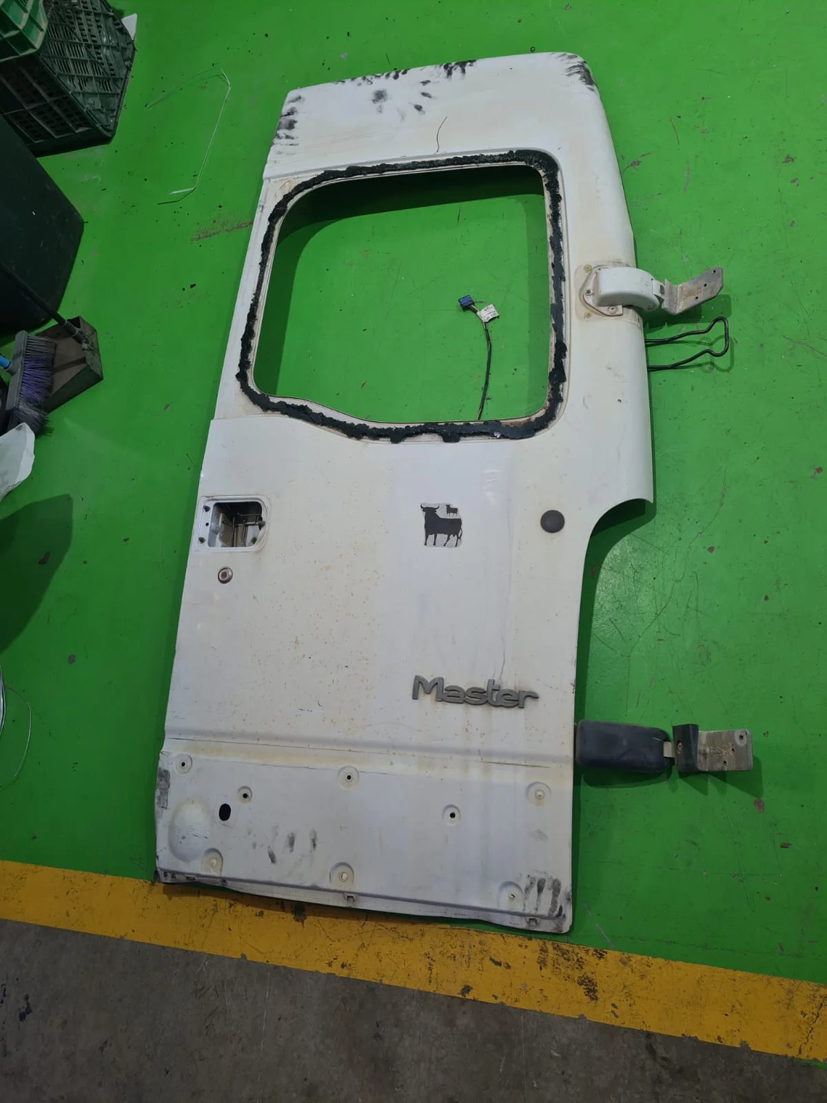 Foto de PORTON TRASERO DERECHO RENAULT MASTER COMBI