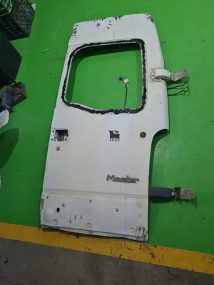 Foto de PORTON TRASERO DERECHO RENAULT MASTER COMBI