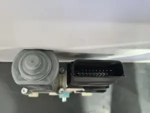 Foto de MOTOR ELEVALUNAS TRASERO IZQUIERDO VOLKSWAGEN PASSAT BERLINA (3C2) referencia 980855-107 foto 4