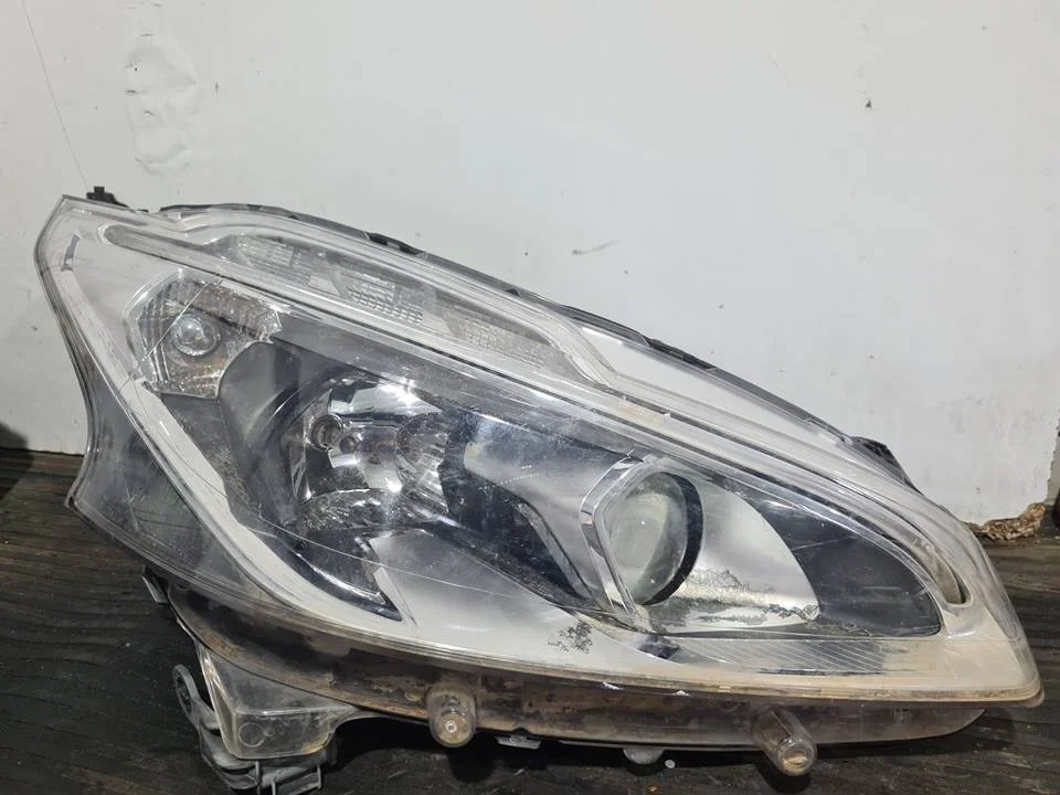 Foto de FARO DERECHO PEUGEOT 208 referencia 89045709
