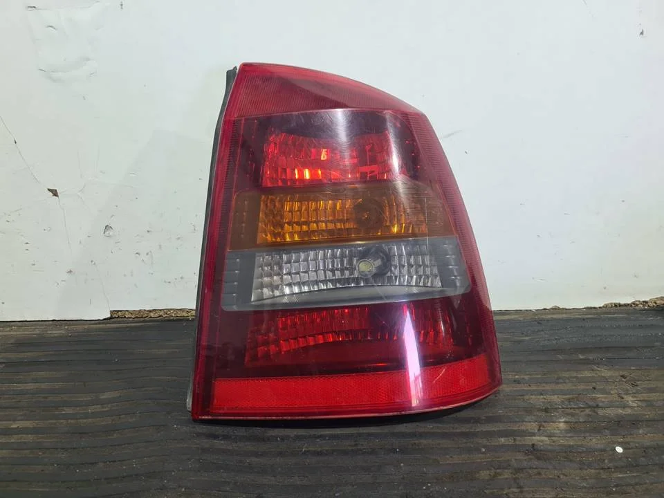 Foto de PILOTO TRASERO DERECHO OPEL ASTRA G BERLINA referencia 13117099