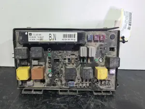 Foto de CAJA RELES / FUSIBLES OPEL ASTRA H BERLINA referencia 13145035