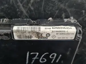Foto de CAJA RELES / FUSIBLES RENAULT MEGANE II BERLINA 3P referencia 8200306434 foto 3