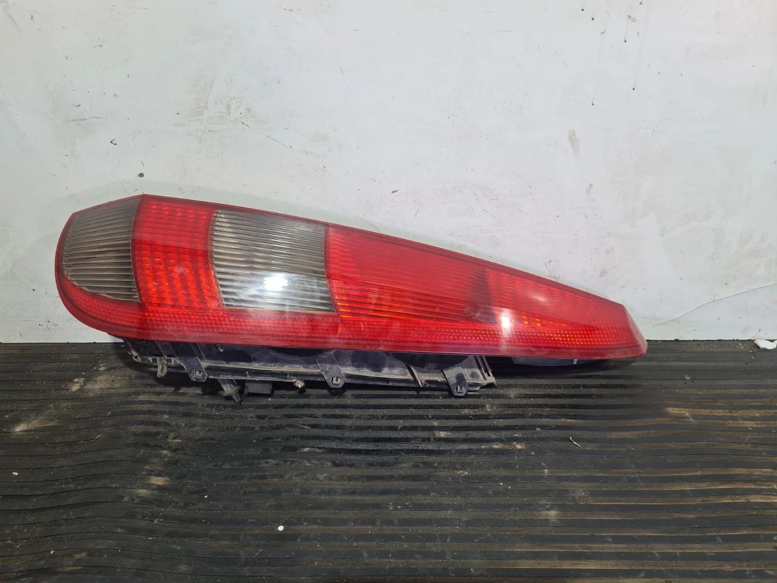 Foto de PILOTO TRASERO DERECHO FORD FIESTA (CBK) referencia 2S6113N004AD