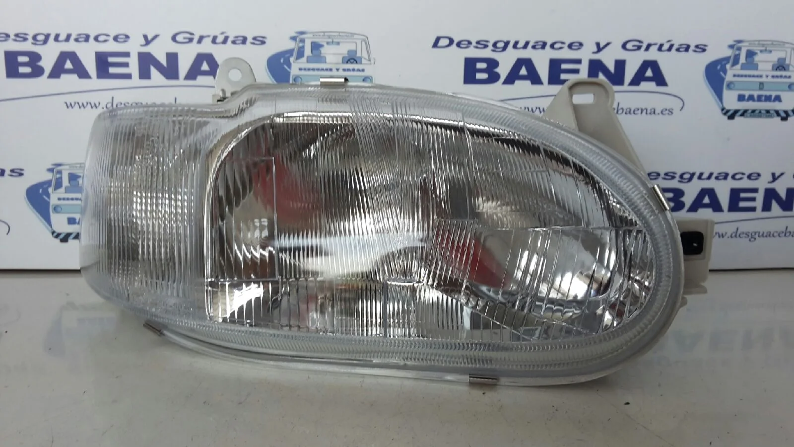 Foto de FARO DERECHO FORD ESCORT BERL./TURNIER