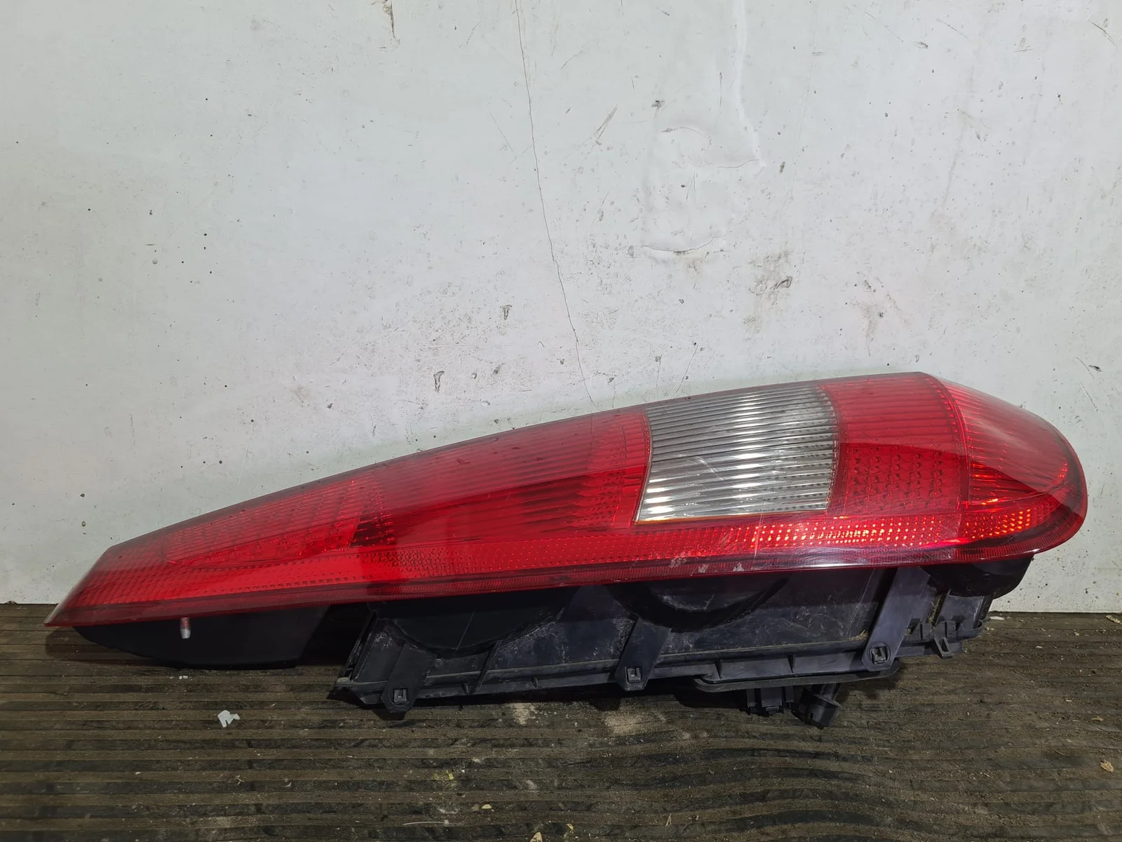Foto de PILOTO TRASERO IZQUIERDO FORD FIESTA (CBK) referencia 084311952LB