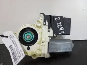 Foto de MOTOR ELEVALUNAS TRASERO DERECHO VOLKSWAGEN PASSAT BERLINA (3C2) referencia 993425200