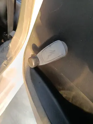 Foto de MANETA ELEVALUNAS TRASERA DERECHA PEUGEOT 208
