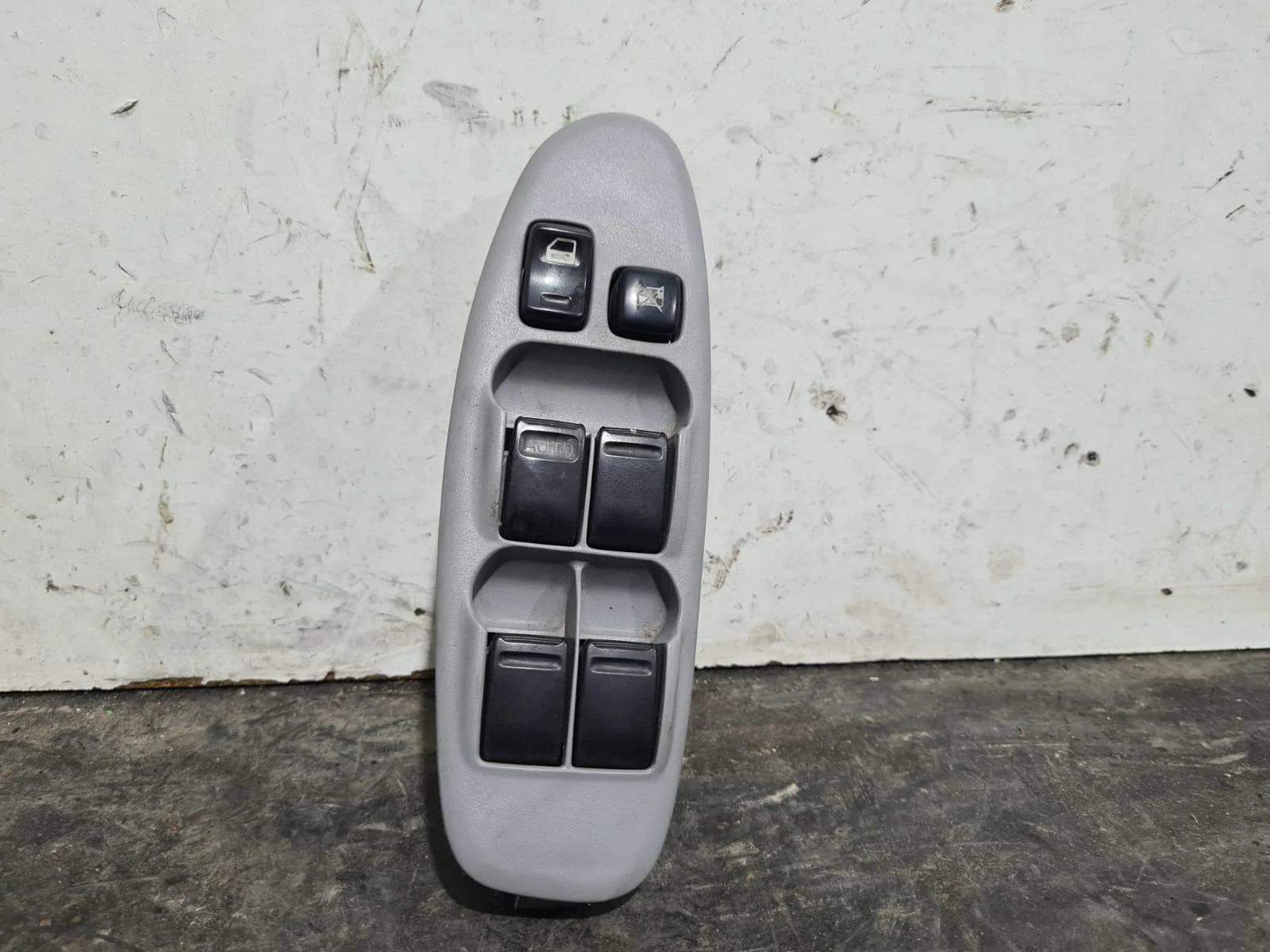 Foto de MANDO ELEVALUNAS DELANTERO IZQUIERDO NISSAN ALMERA TINO (V10M) referencia 80961BU400
