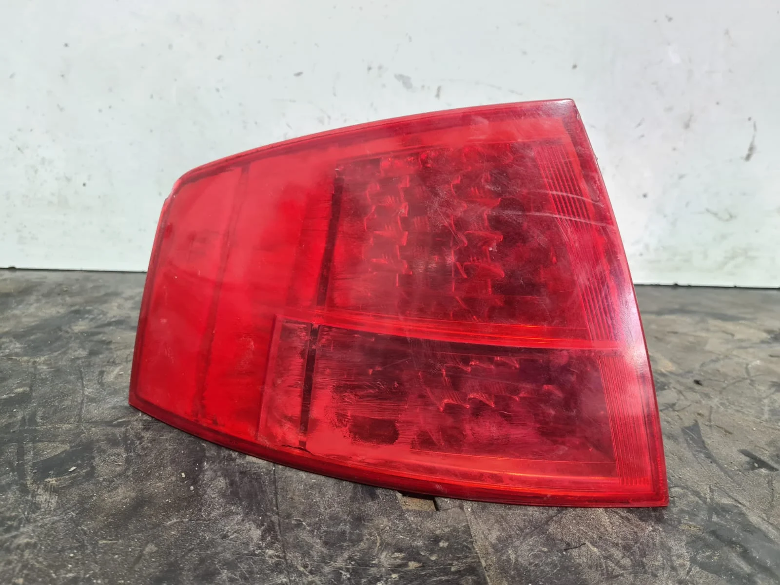 Foto de PILOTO TRASERO IZQUIERDO AUDI A8 (4E) referencia 4E0945095C