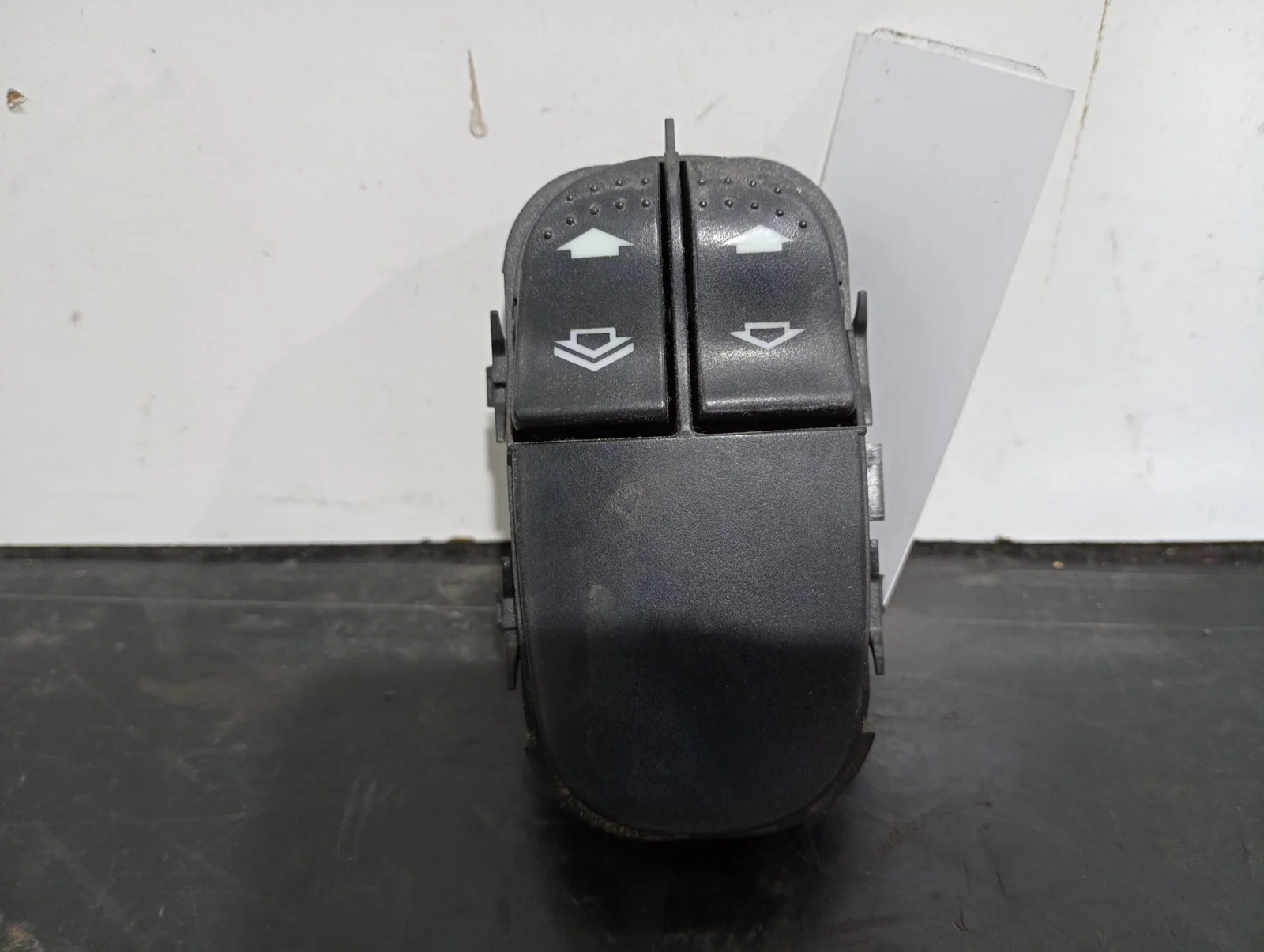 Foto de MANDO ELEVALUNAS DELANTERO IZQUIERDO FORD FOCUS BERLINA (CAK) referencia YS4T14529AA