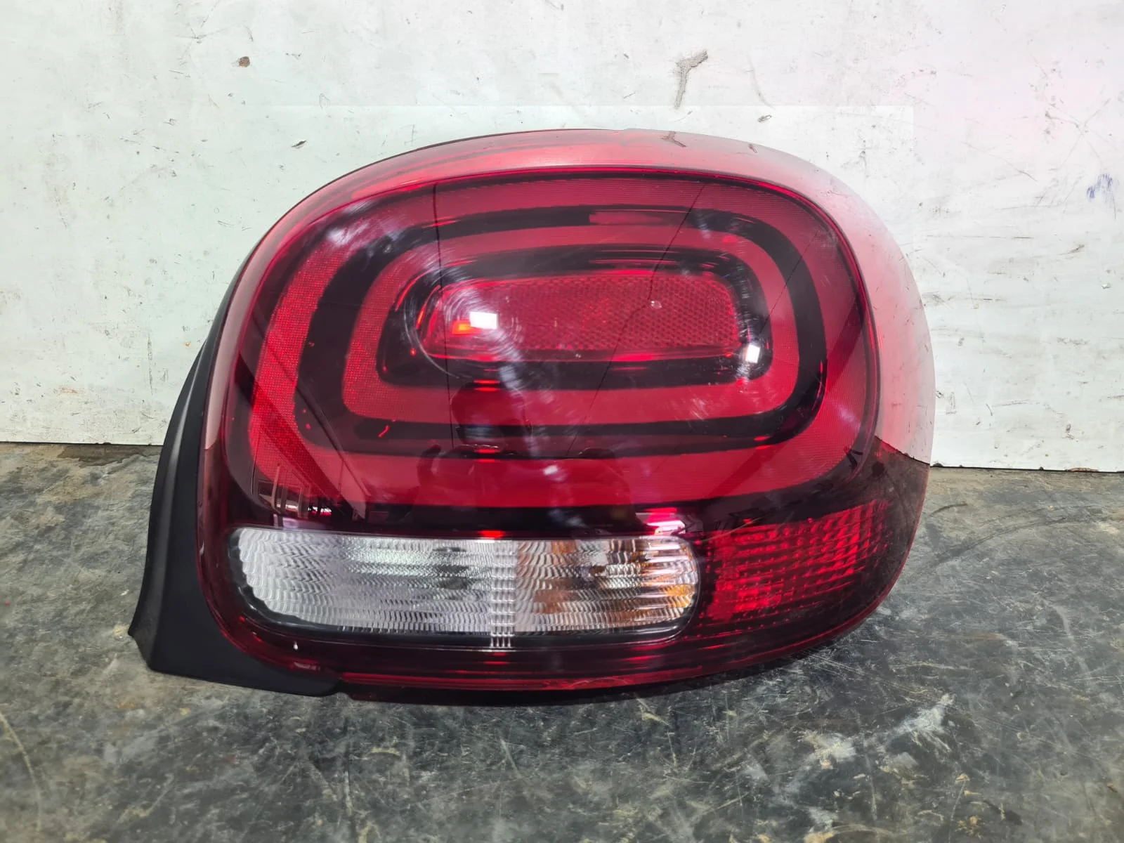 Foto de PILOTO TRASERO DERECHO CITROEN C3 referencia 9812257480