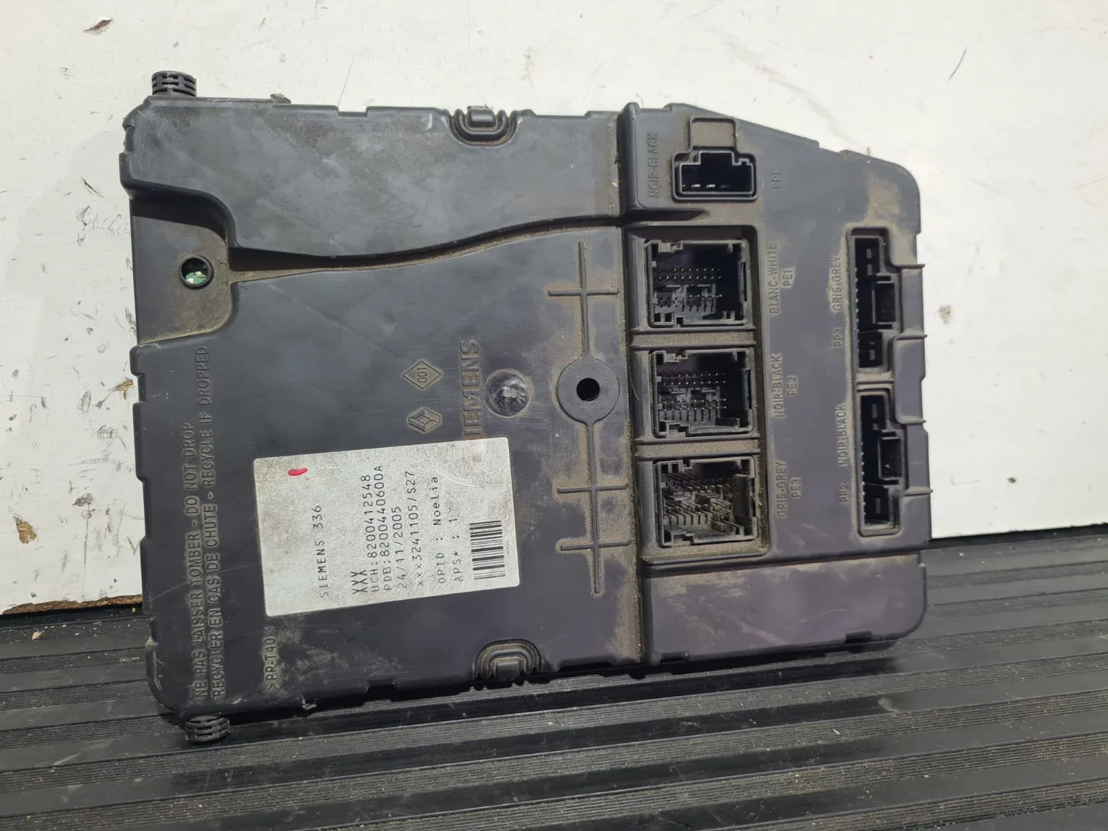 Foto de CAJA RELES / FUSIBLES RENAULT SCENIC II (JM) referencia 8200412548