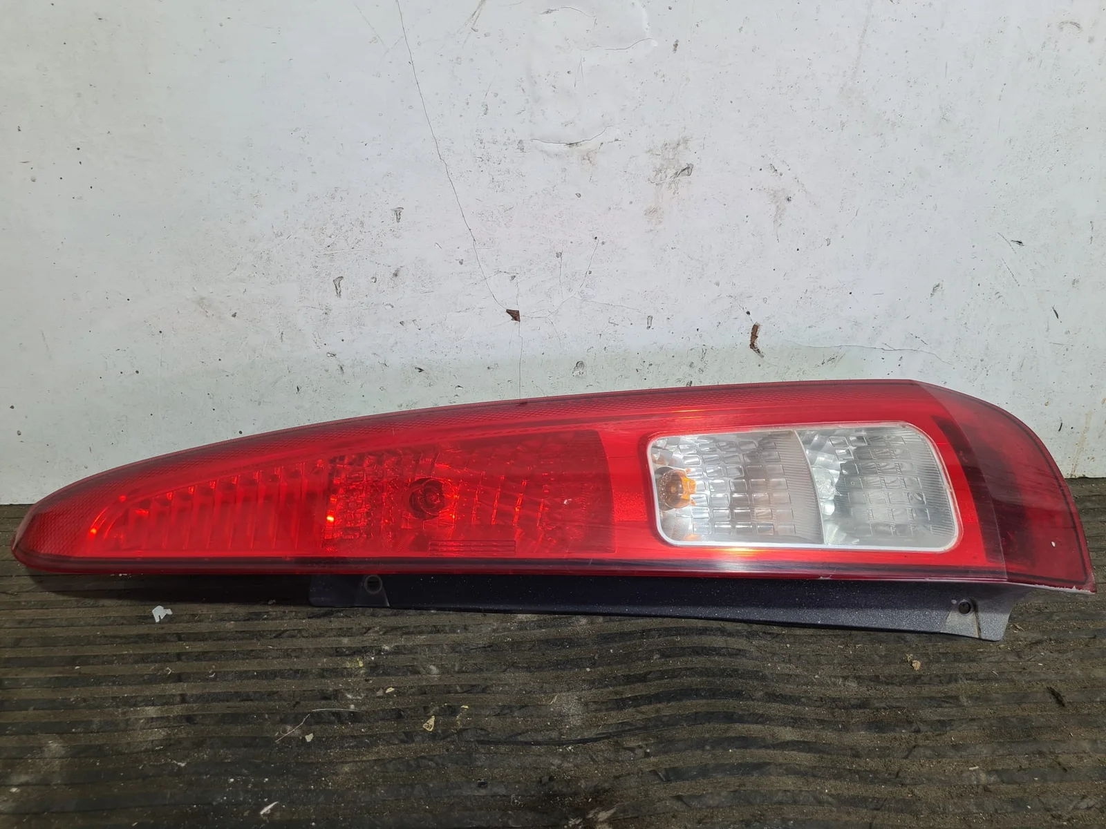 Foto de PILOTO TRASERO DERECHO FORD FUSION (CBK) referencia 6N1113N004A