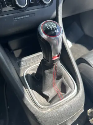 Foto de GUARNECIDOS PALANCA CAMBIO VOLKSWAGEN GOLF VI (5K1)(10.2008)
