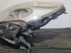Foto de FARO DERECHO RENAULT CLIO III referencia 8200800090 foto 8