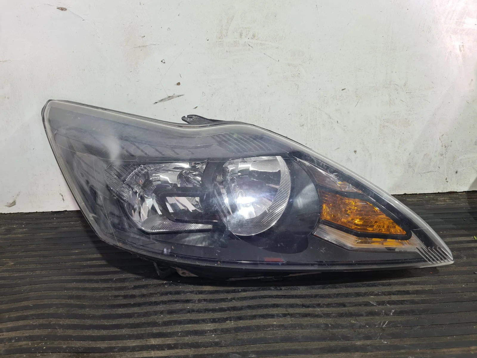 Foto de FARO DERECHO FORD FOCUS BERLINA (CAP) referencia 8M5113W029CE
