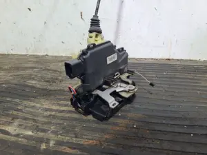 Foto de CERRADURA PUERTA DELANTERA IZQUIERDA SEAT LEON (1M1) referencia C3B1837015Q