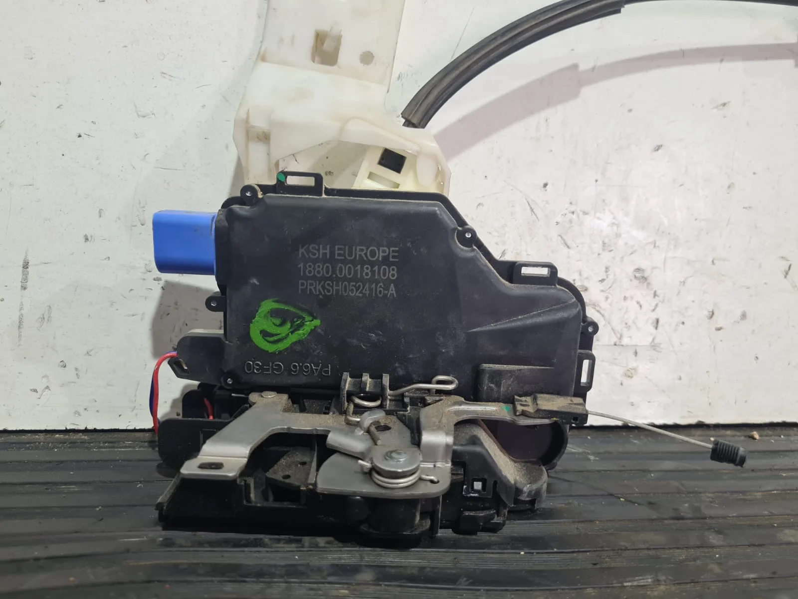 Foto de CERRADURA PUERTA TRASERA IZQUIERDA VOLKSWAGEN BORA BERLINA (1J2)(1998) referencia 18800018108