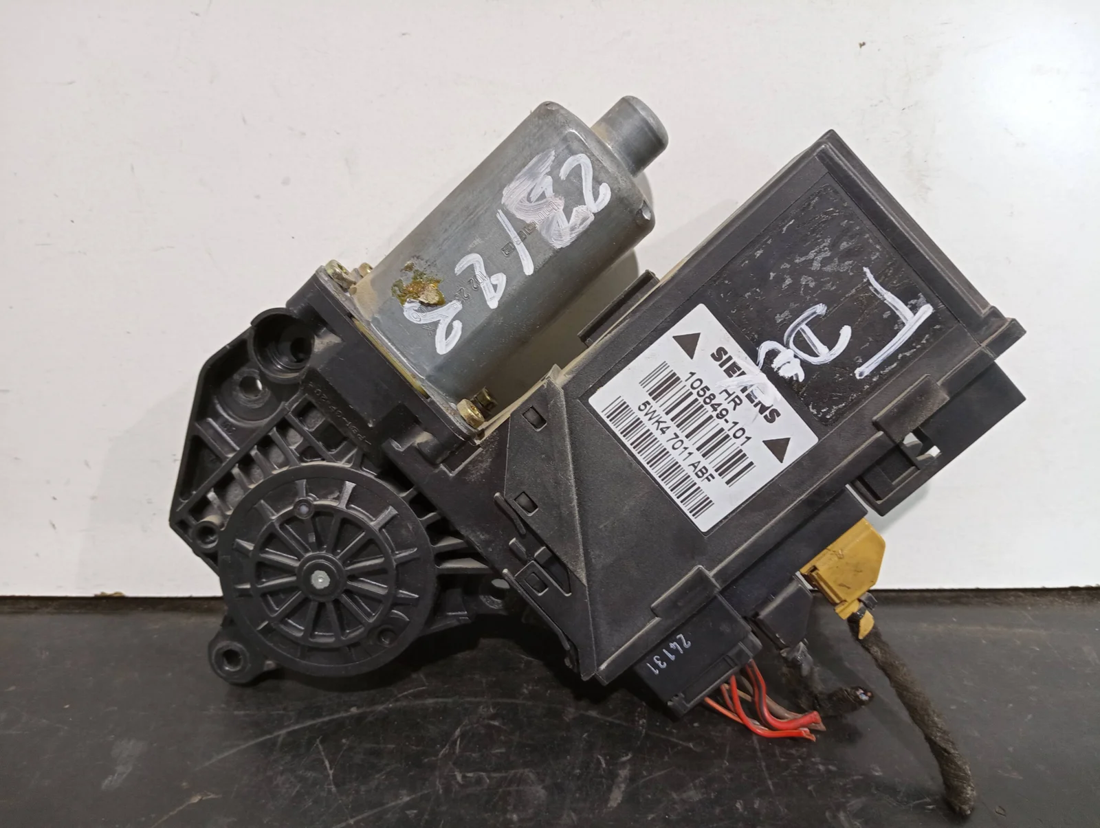 Foto de MOTOR ELEVALUNAS TRASERO DERECHO AUDI A4 AVANT (8E) referencia 105849101