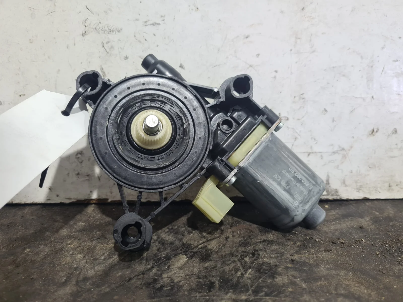 Foto de MOTOR ELEVALUNAS DELANTERO IZQUIERDO VOLKSWAGEN SIN MODELO referencia 5Q0959801C