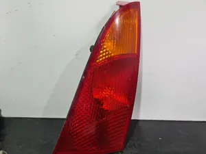 Foto de PILOTO TRASERO IZQUIERDO FORD FOCUS BERLINA (CAK) referencia 0374D