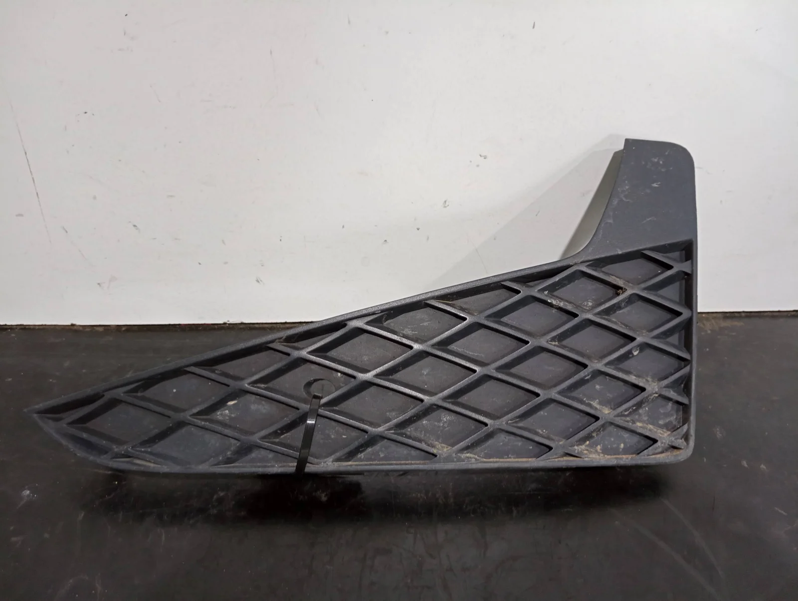 Foto de REJILLA PARAGOLPES IZQUIERDA SEAT IBIZA (6P1) referencia 6J0853665G