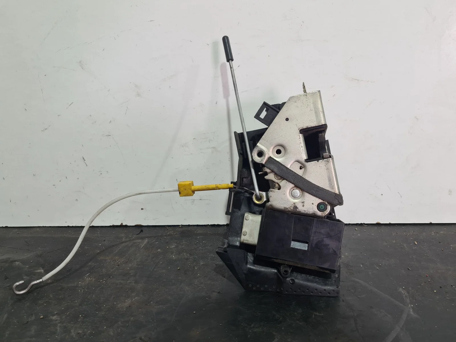 Foto de CERRADURA PUERTA TRASERA IZQUIERDA BMW SERIE 5 BERLINA (E39) referencia 40620751