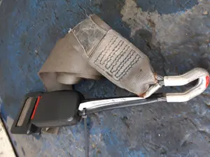 Foto de CINTURON SEGURIDAD TRASERO CENTRAL VOLKSWAGEN GOLF IV BERLINA (1J1)(10.1997) referencia 33002097 foto 2