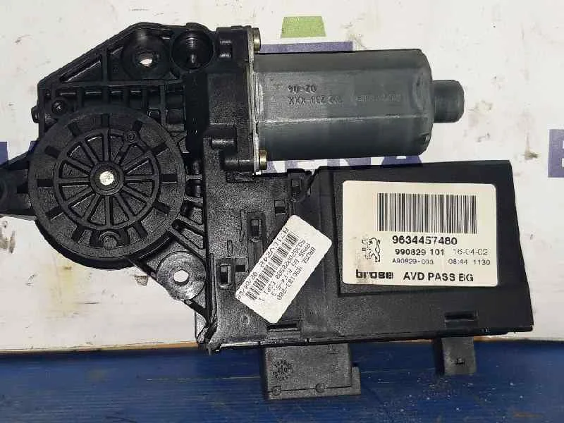Foto de MOTOR ELEVALUNAS DELANTERO DERECHO PEUGEOT 307 (S1)(04.2001) referencia 9634457480