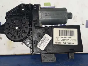 Foto de MOTOR ELEVALUNAS DELANTERO DERECHO PEUGEOT 307 (S1)(04.2001) referencia 9634457480