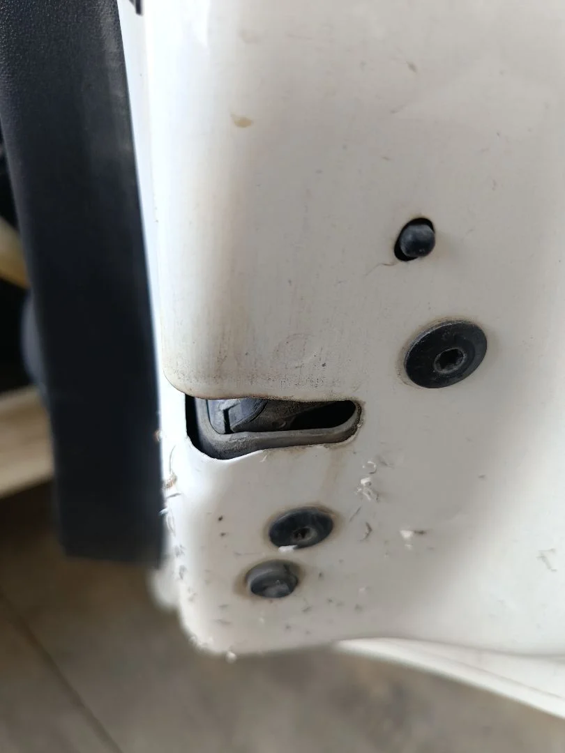 Foto de CERRADURA PUERTA TRASERA DERECHA PEUGEOT 208