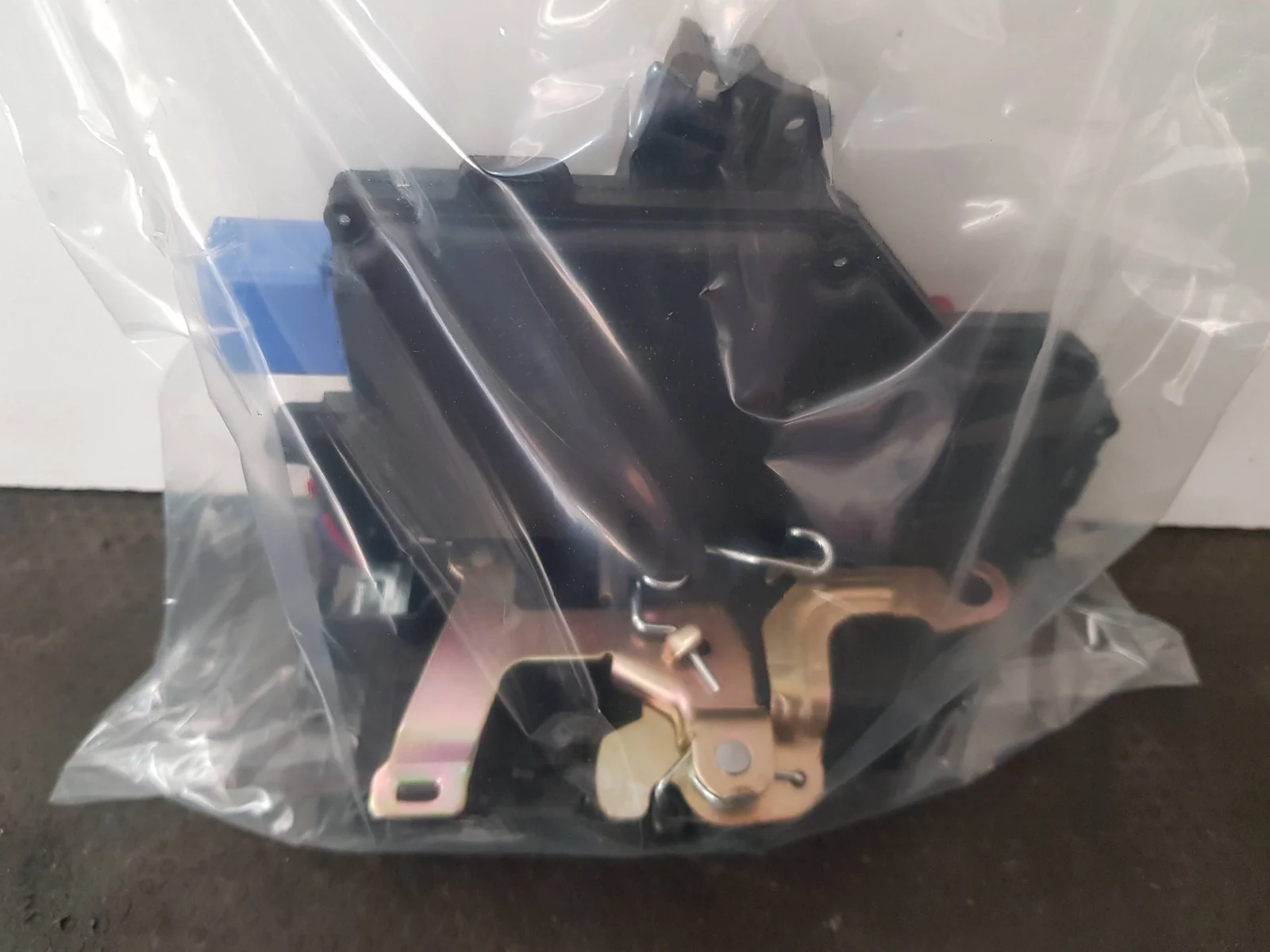 Foto de CERRADURA PUERTA TRASERA IZQUIERDA VOLKSWAGEN GOLF V (1K1)(10.2003) referencia 3D1837016A