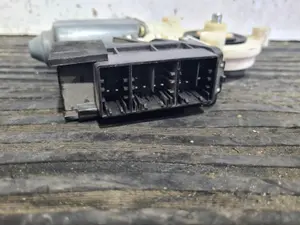 Foto de MOTOR ELEVALUNAS DELANTERO DERECHO SIN MARCA SIN MODELO referencia 104383101 foto 2