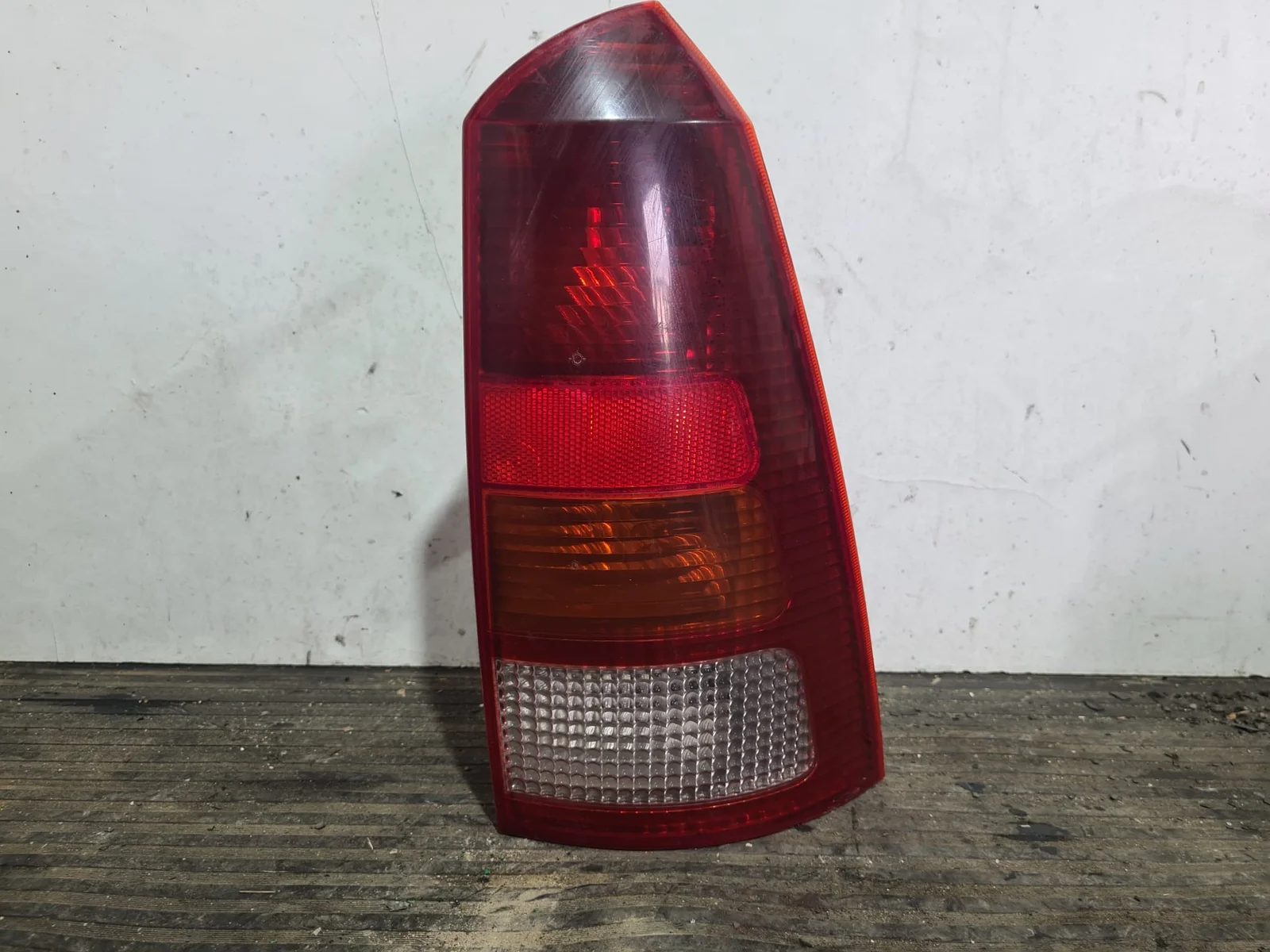 Foto de PILOTO TRASERO DERECHO FORD FOCUS BERLINA (CAK) referencia XS4X13N004EC