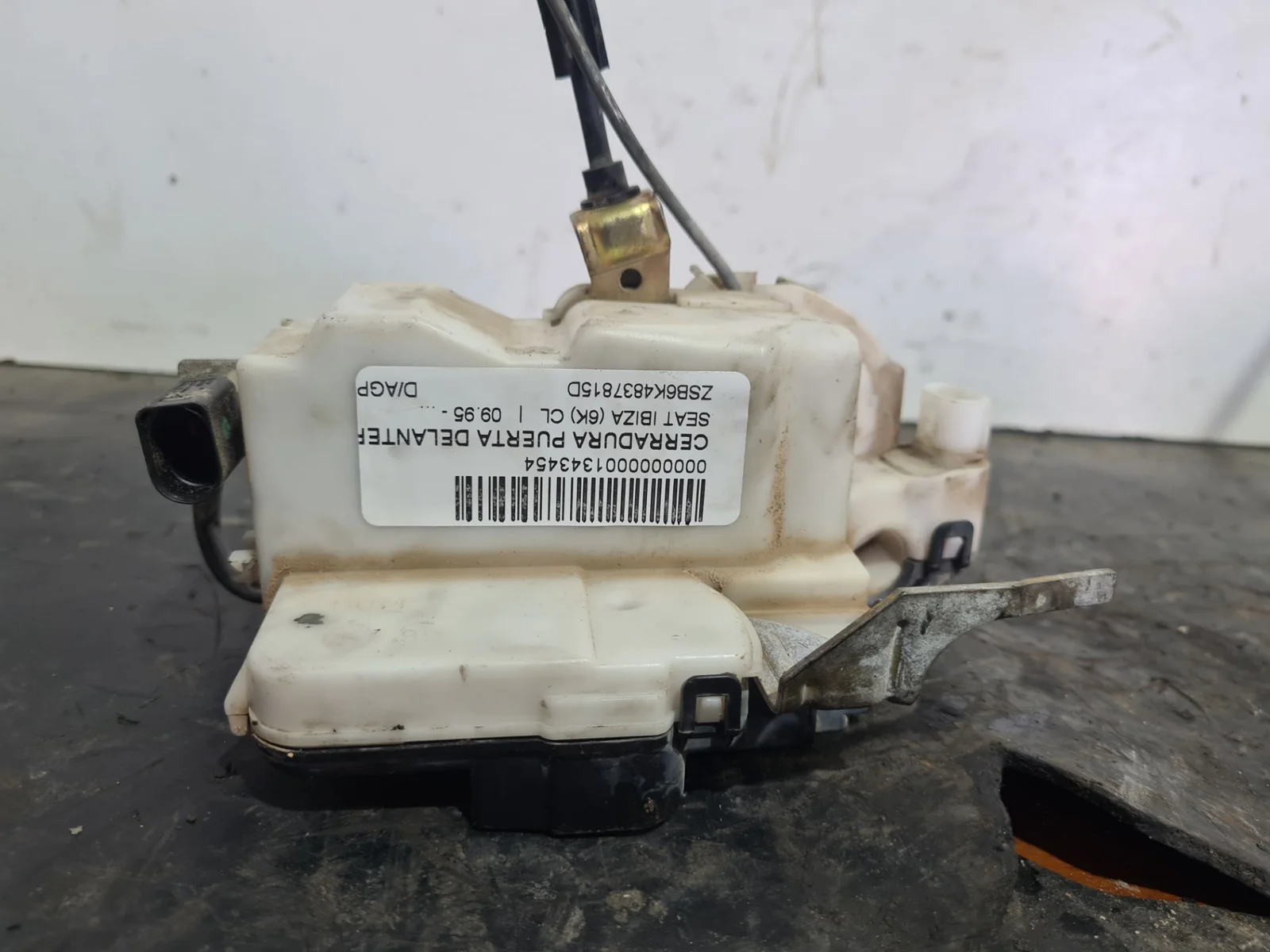 Foto de CERRADURA PUERTA DELANTERA IZQUIERDA SEAT IBIZA (6K1) referencia ZSB6K4837815D