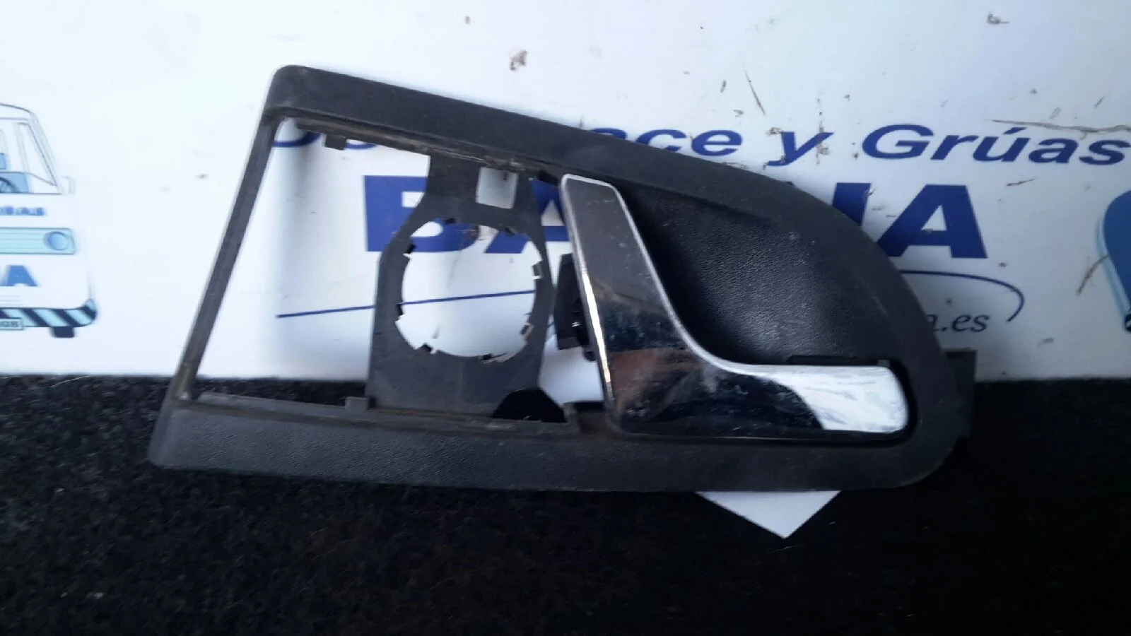 Foto de MANETA INTERIOR TRASERA DERECHA SIN MARCA SIN MODELO referencia 1U4839248B